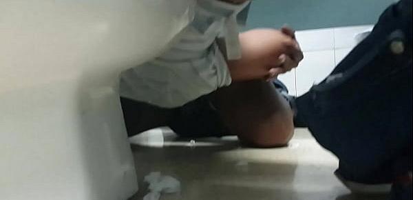  Chico mamando en toilet de terminal  Guy sucking and jerking off